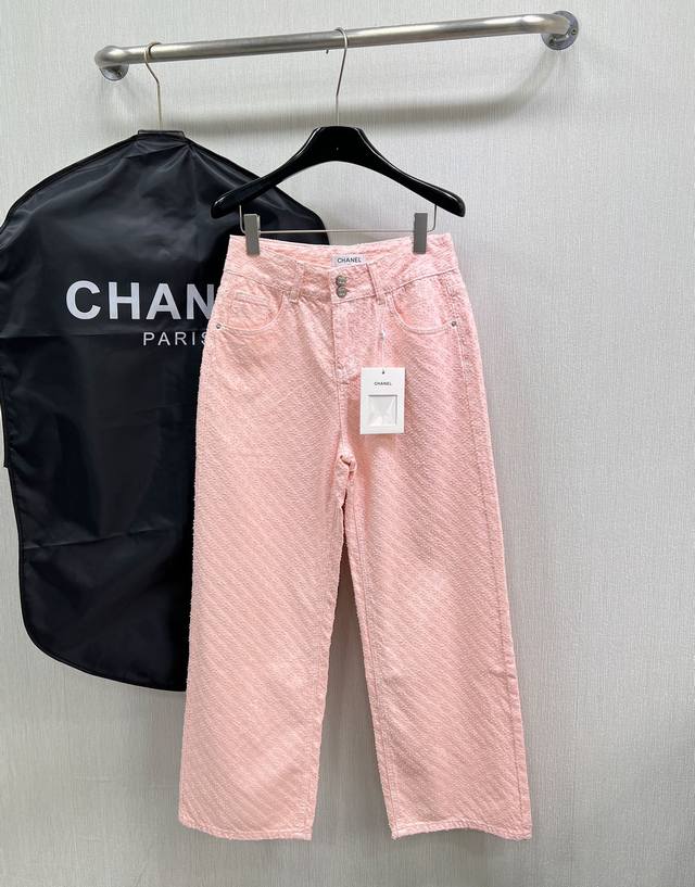Chanel24Ss小香三色提花两粒扣长裤 采用100%纯棉的面料 牛仔上身柔软 经典提花设计 一眼的高级 富家千金即视感 低调又时髦 耐看永远不过时 质感超赞